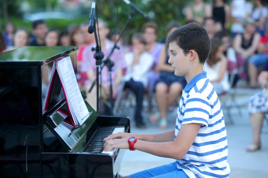 La Música Conquista la Calle - Avda Pablo Iglesias - Imagen de un joven tocando el piano.