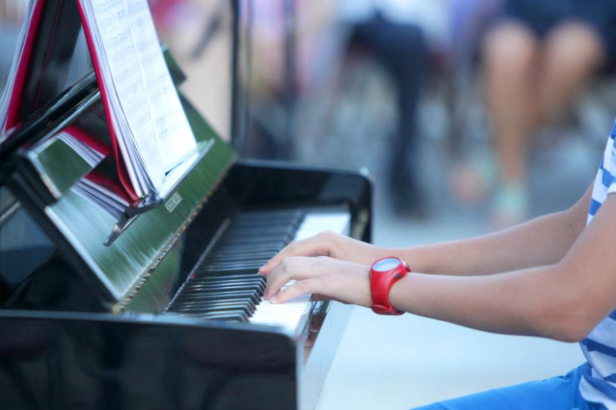 La Música Conquista la Calle - Avda Pablo Iglesias - Imagen de unas manos tocando el piano.