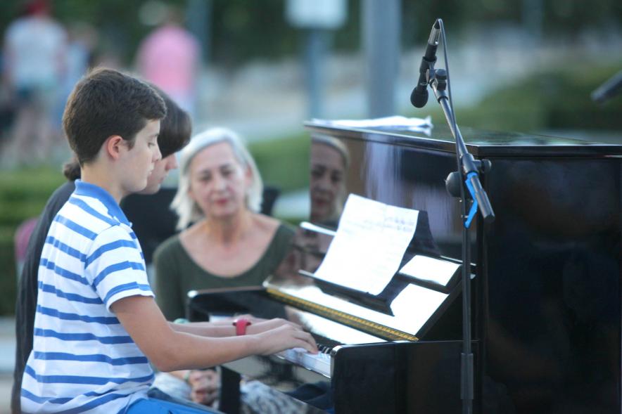 La Música Conquista la Calle - Avda Pablo Iglesias - Imagen de dos jóvenes tocando el piano a cuatro manos.