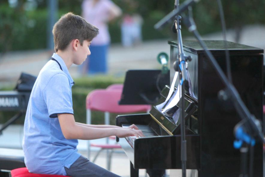 La Música Conquista la Calle - Avda Pablo Iglesias - Imagen de un joven tocando el piano.