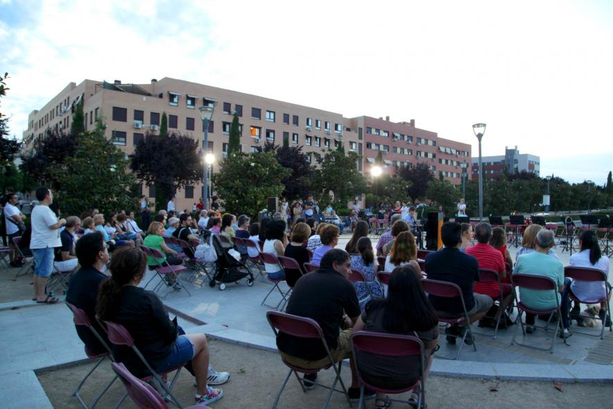 La Música Conquista la Calle - Avda Pablo Iglesias - Imagen de público asistente al evento.