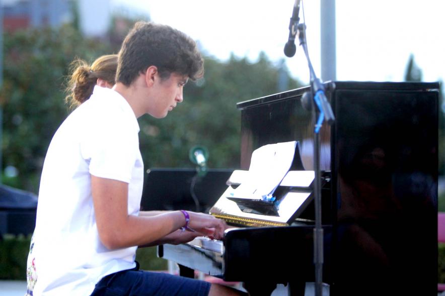 La Música Conquista la Calle - Avda Pablo Iglesias - Imagen de dos jóvenes tocando el piano a cuatro manos.