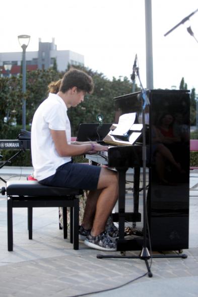 La Música Conquista la Calle - Avda Pablo Iglesias - Imagen de dos jóvenes tocando el piano a cuatro manos.