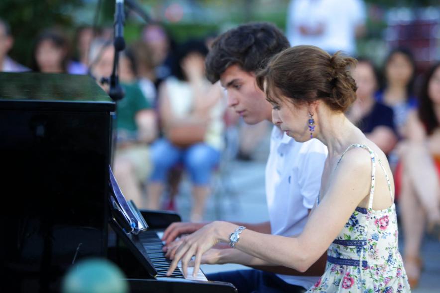 La Música Conquista la Calle - Avda Pablo Iglesias - Imagen de dos jóvenes tocando el piano a cuatro manos.