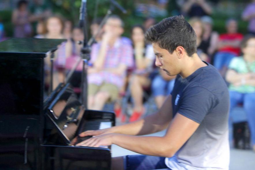 La Música Conquista la Calle - Avda Pablo Iglesias - Imagen de un joven tocando el piano.