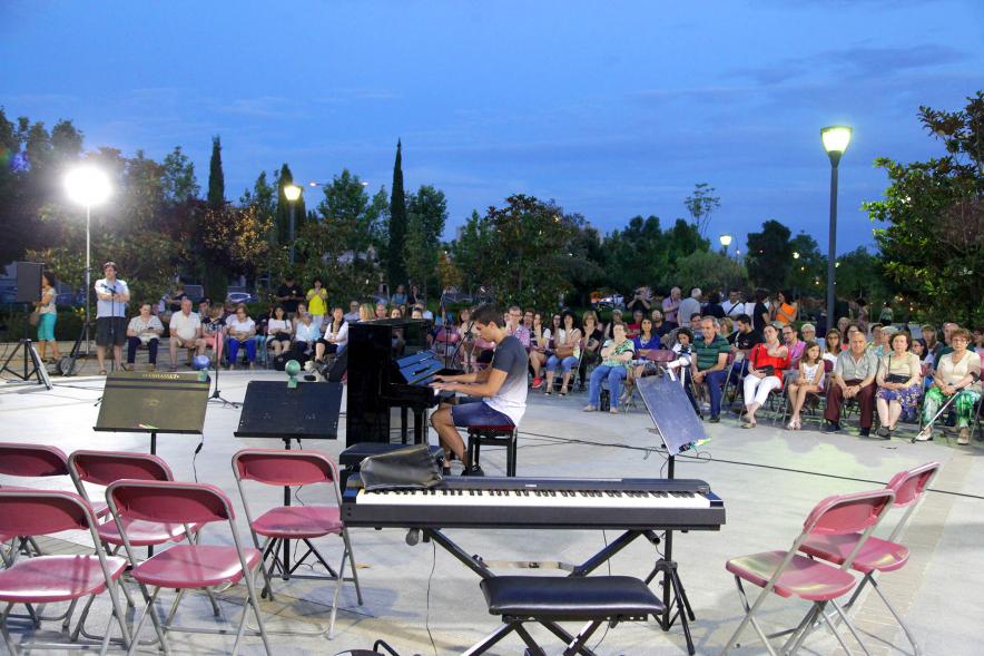 La Música Conquista la Calle - Avda Pablo Iglesias - Imagen lejana de un joven tocando el piano.