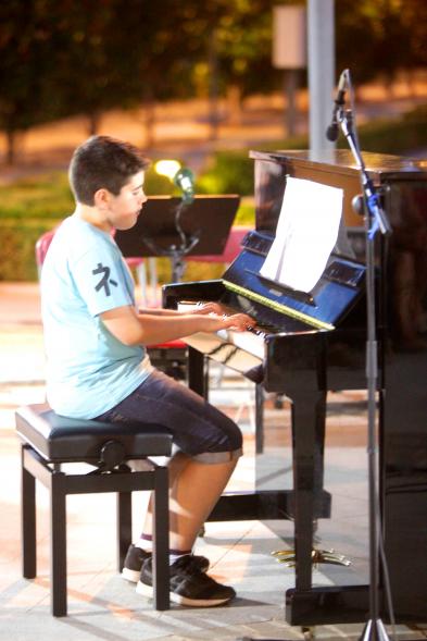 La Música Conquista la Calle - Avda Pablo Iglesias - Imagen de un joven tocando el piano.