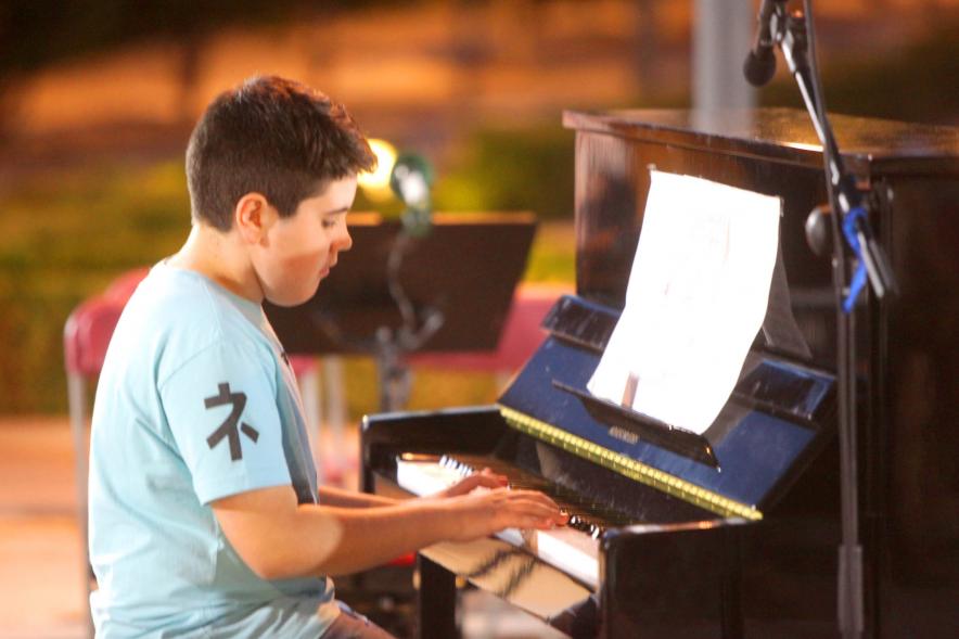 La Música Conquista la Calle - Avda Pablo Iglesias - Imagen de un joven tocando el piano.
