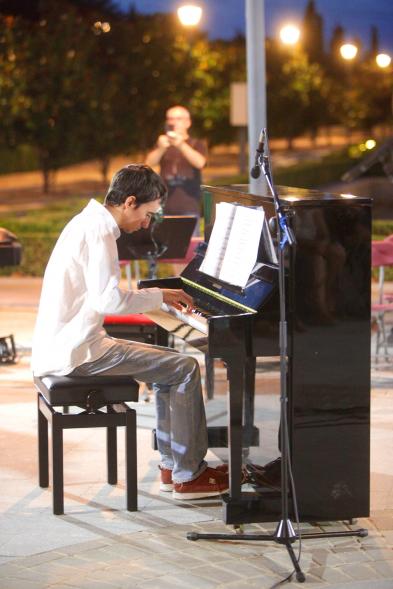La Música Conquista la Calle - Avda Pablo Iglesias - Imagen de un joven tocando el piano.