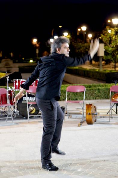 La Música Conquista la Calle - Avda Pablo Iglesias - Imagen primer plano de la persona que dirige a las personas que danzan.