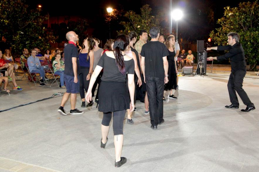 La Música Conquista la Calle - Avda Pablo Iglesias - Imagen de unos jóvenes en el escenario, donde se están haciendo una especie de danza.