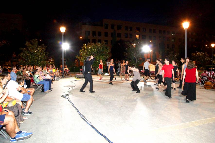 La Música Conquista la Calle - Avda Pablo Iglesias - Imagen de unos jóvenes en el escenario, donde se están haciendo una especie de danza y les dirige una persona.