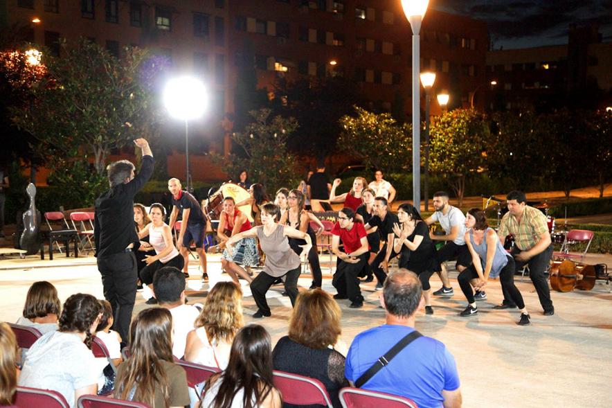 La Música Conquista la Calle - Avda Pablo Iglesias - Imagen de unos jóvenes en el escenario, donde se están haciendo una especie de danza y les dirige una persona.