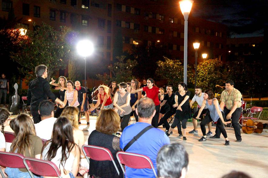 La Música Conquista la Calle - Avda Pablo Iglesias - Imagen de unos jóvenes en el escenario, donde se están haciendo una especie de danza y les dirige una persona.