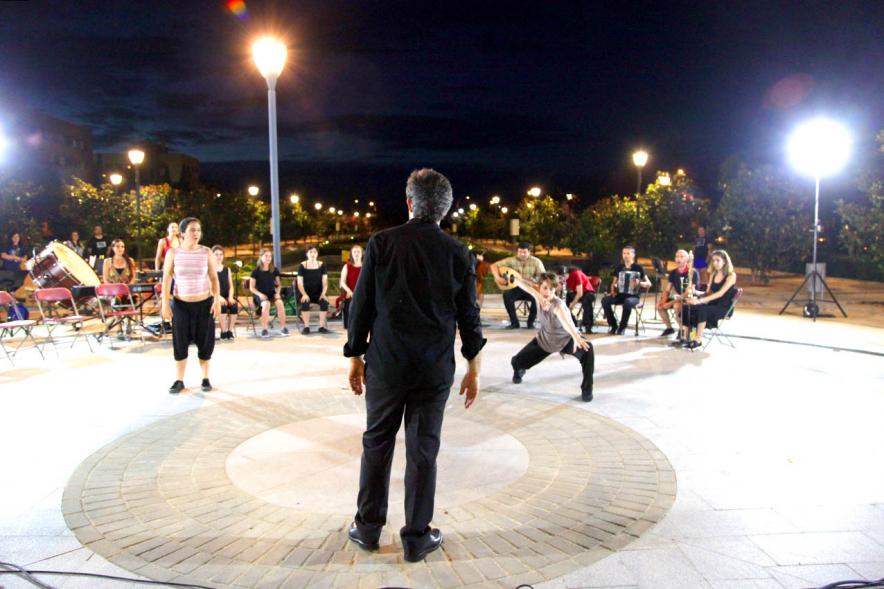 La Música Conquista la Calle - Avda Pablo Iglesias - Imagen de unos jóvenes en el escenario, donde se están haciendo una especie de danza y les dirige una persona.