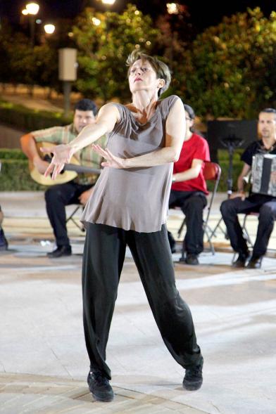 La Música Conquista la Calle - Avda Pablo Iglesias - Imagen de una joven danzando en el escenario.