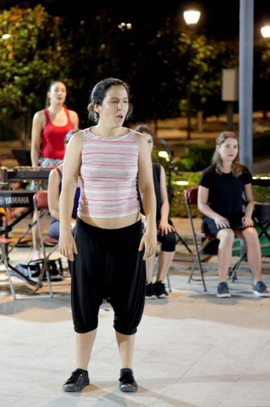 La Música Conquista la Calle - Avda Pablo Iglesias - Imagen de una joven que danza en el escenario.