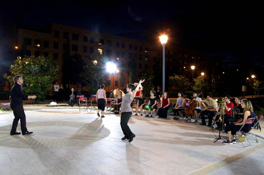 La Música Conquista la Calle - Avda Pablo Iglesias - Imagen lejana de una  joven danzando en el escenario.