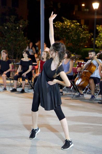 La Música Conquista la Calle - Avda Pablo Iglesias - Imagen de una  joven danzando en el escenario.