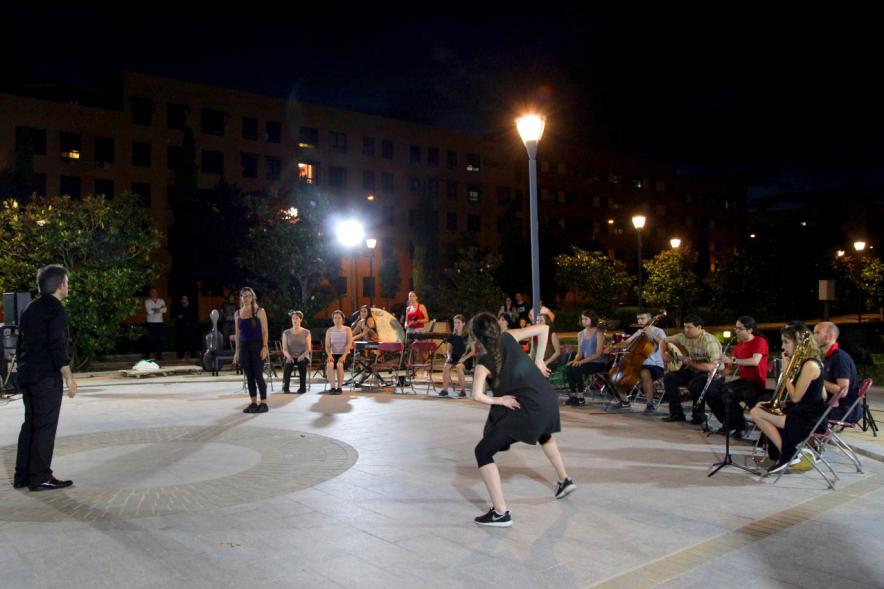La Música Conquista la Calle - Avda Pablo Iglesias - Imagen de un momento de la actuación de los jóvenes que están danzando en el escenario.