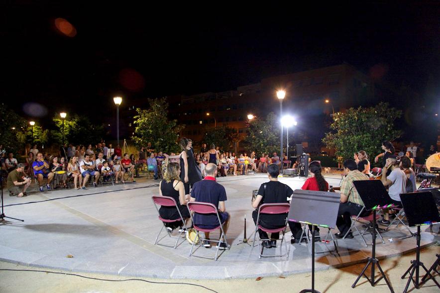 La Música Conquista la Calle - Avda Pablo Iglesias - Imagen lejana de personas en el escenario.