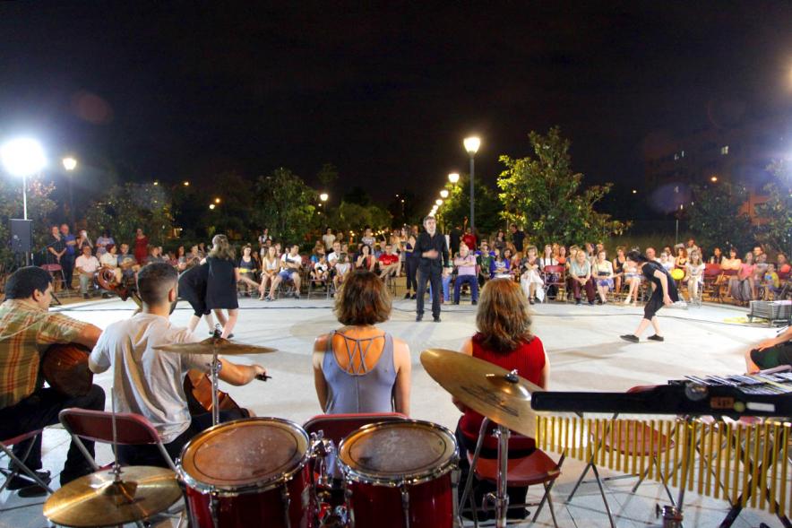 La Música Conquista la Calle - Avda Pablo Iglesias - Imagen lejana de unos jóvenes en el escenario, donde se están haciendo una especie de danza y les dirige una persona.