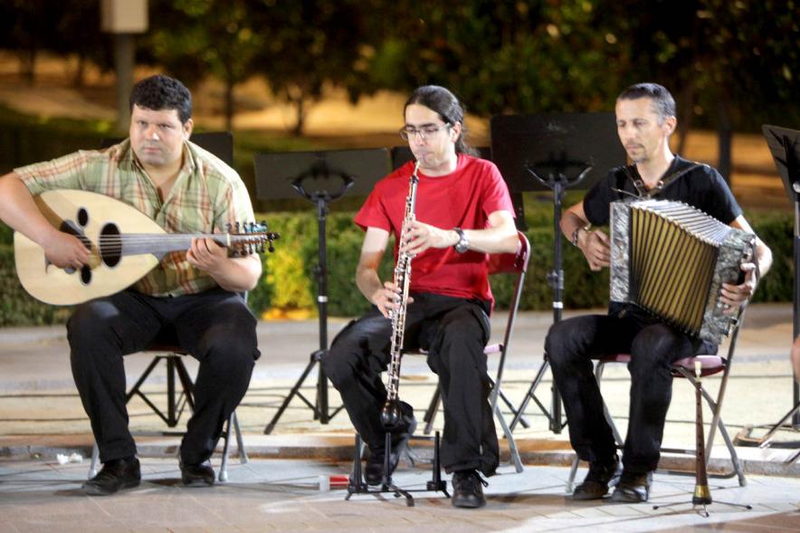 La Música Conquista la Calle - Avda Pablo Iglesias - Imagen de unos músicos en el escenario tocando diferentes instrumentos.