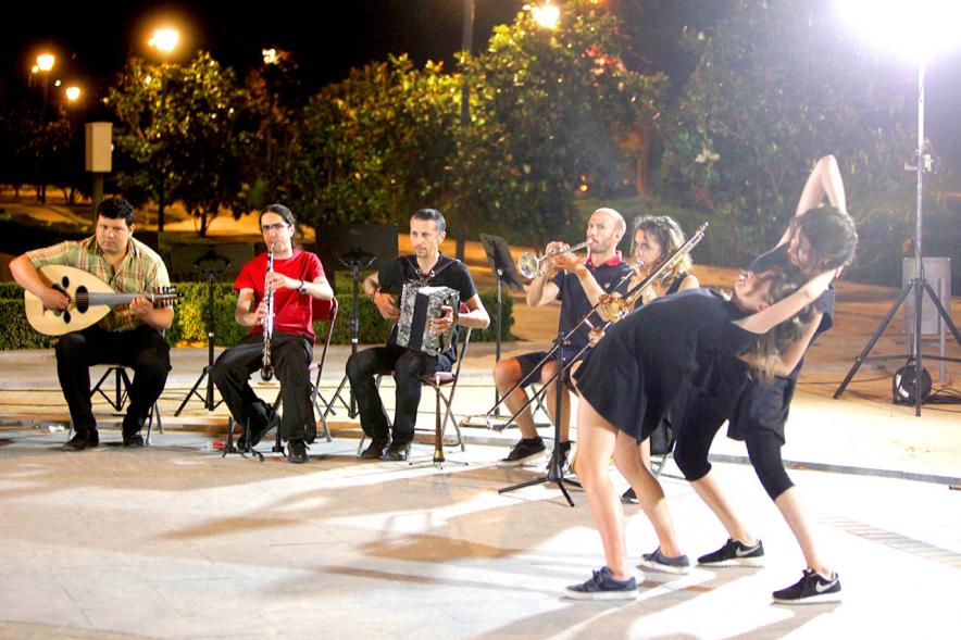 La Música Conquista la Calle - Avda Pablo Iglesias - Imagen de dos jóvenes danzando en el escenario.