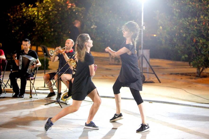 La Música Conquista la Calle - Avda Pablo Iglesias - Imagen de dos jóvenes danzando en el escenario.