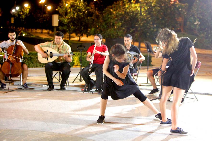 La Música Conquista la Calle - Avda Pablo Iglesias - Imagen de dos jóvenes danzando en el escenario.