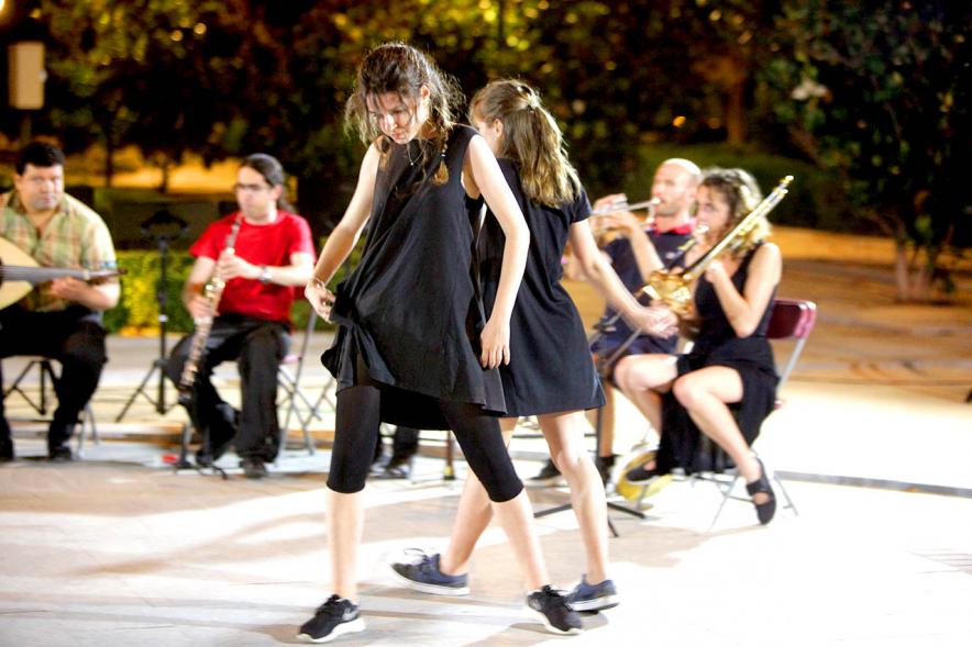 La Música Conquista la Calle - Avda Pablo Iglesias - Imagen de dos jóvenes danzando en el escenario.