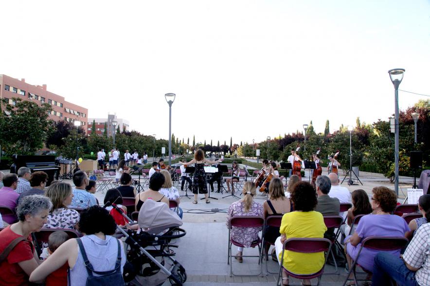 La Música Conquista la Calle - Avda Pablo Iglesias - Imagen de público asistente al evento.