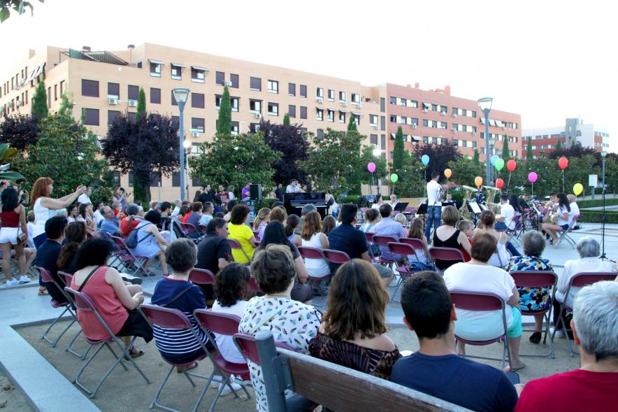 La Música Conquista la Calle - Avda Pablo Iglesias - Imagen de público asistente al evento.