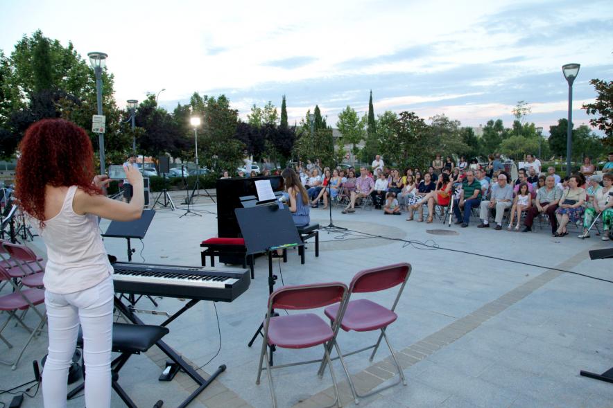 La Música Conquista la Calle - Avda Pablo Iglesias - Imagen de público asistente al evento.