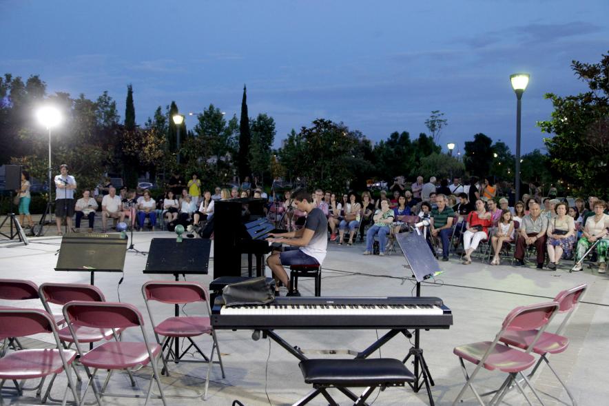 La Música Conquista la Calle - Avda Pablo Iglesias - Imagen lejana de un joven tocando el piano.