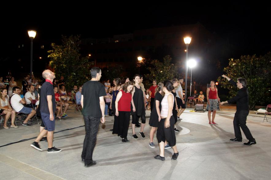 La Música Conquista la Calle - Avda Pablo Iglesias - Imagen de un momento de la actuación de los jóvenes que están danzando en el escenario.