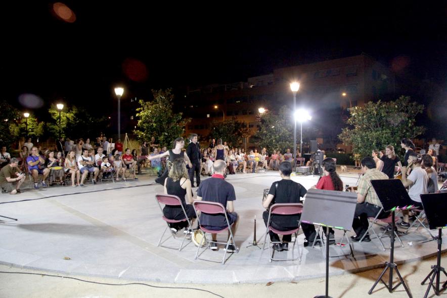 La Música Conquista la Calle - Avda Pablo Iglesias - Imagen lejana de personas en el escenario.