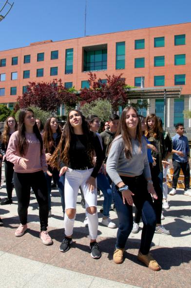 Musiqueando 2017 en la Plaza Mayor - Jóvenes en el  evento.
