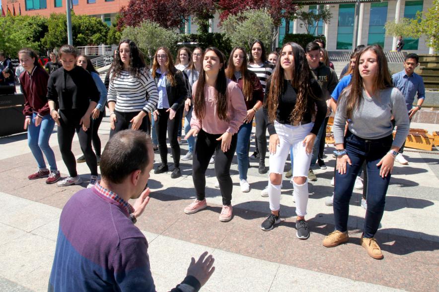 Musiqueando 2017 en la Plaza Mayor - Jóvenes bailando.