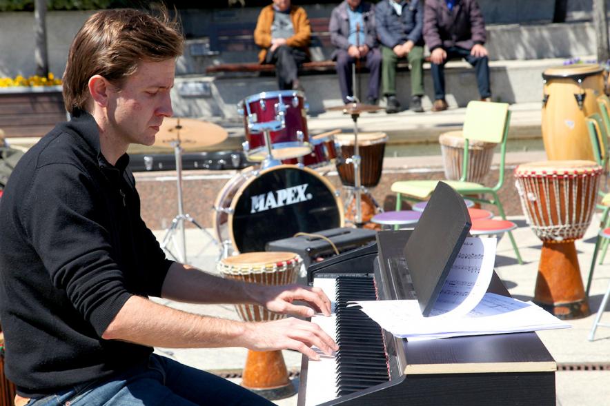 Musiqueando 2017 en la Plaza Mayor - Pianista.
