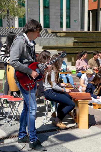 Musiqueando 2017 en la Plaza Mayor - Jóvenes tocando.