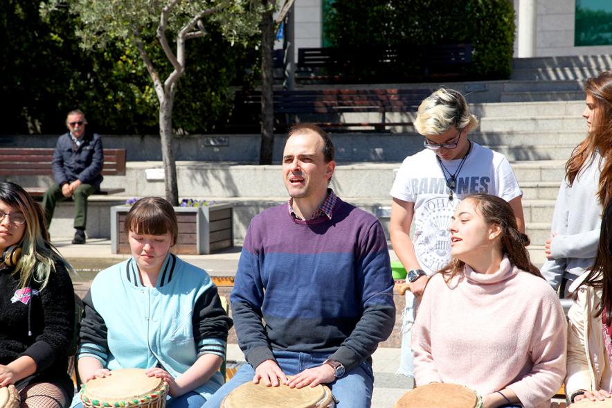 Musiqueando 2017 en la Plaza Mayor -  Monitor con los jóvenes.