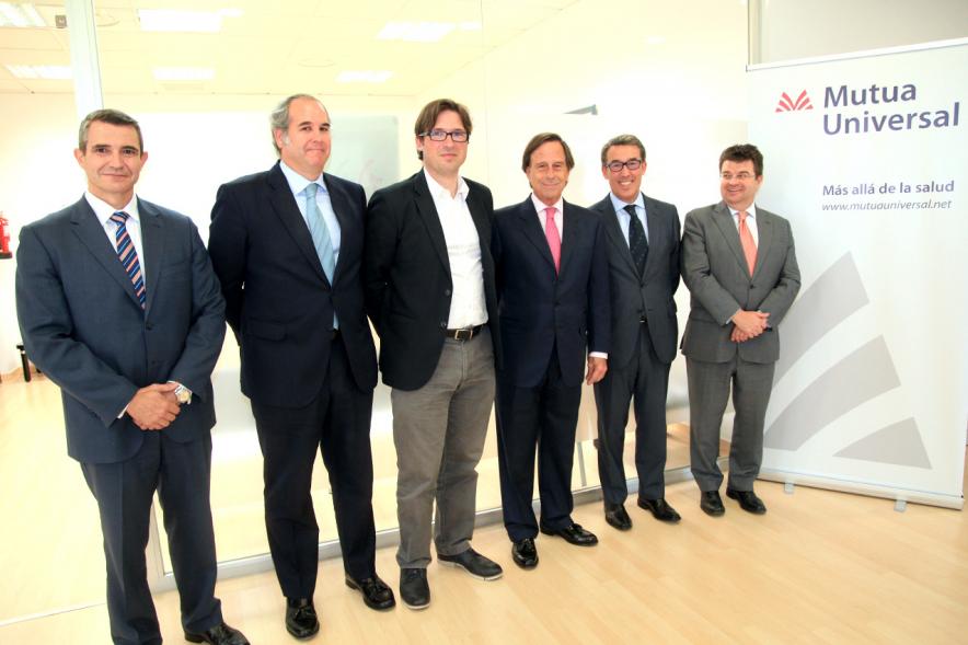 Firmantes posan tras la firma