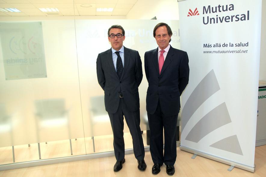 Alcalde García De Vinuesa con representante de Mutua Universal