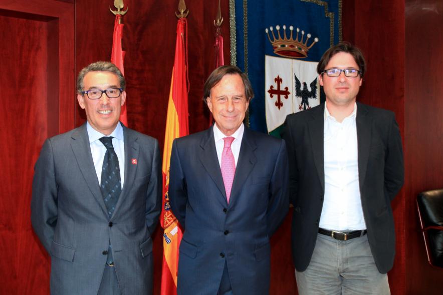 Firmantes posan durante el evento en el salón de plenos