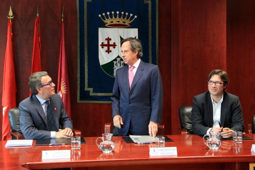 Alcalde García de Vinuesa charla durante el evento