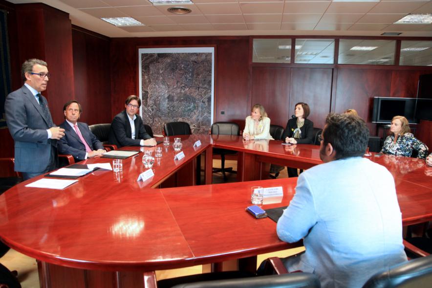 Firmantes charlan durante el encuentro