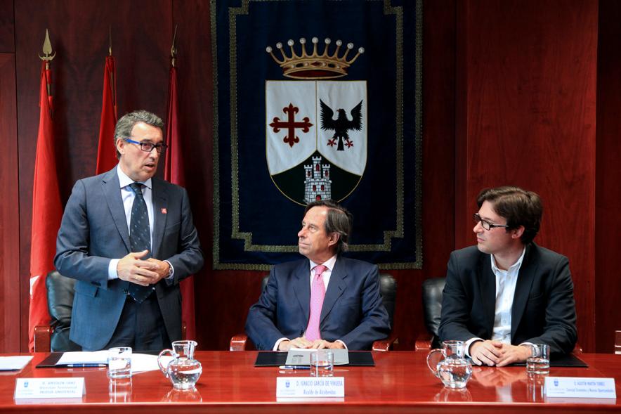 Firmantes charlan durante el encuentro