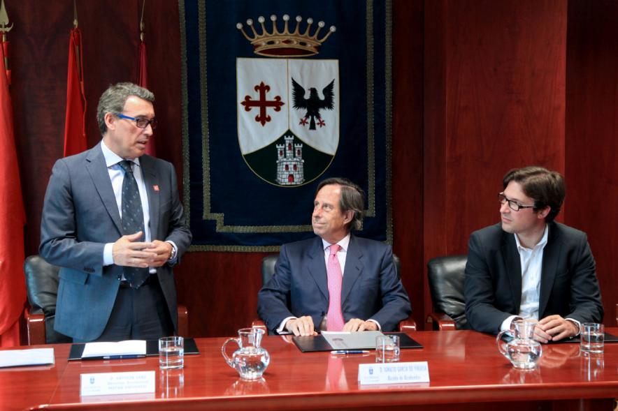 Firmantes charlan durante el encuentro