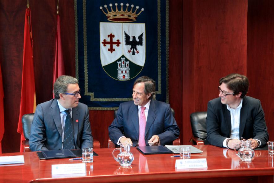 Firmantes charlan durante el encuentro